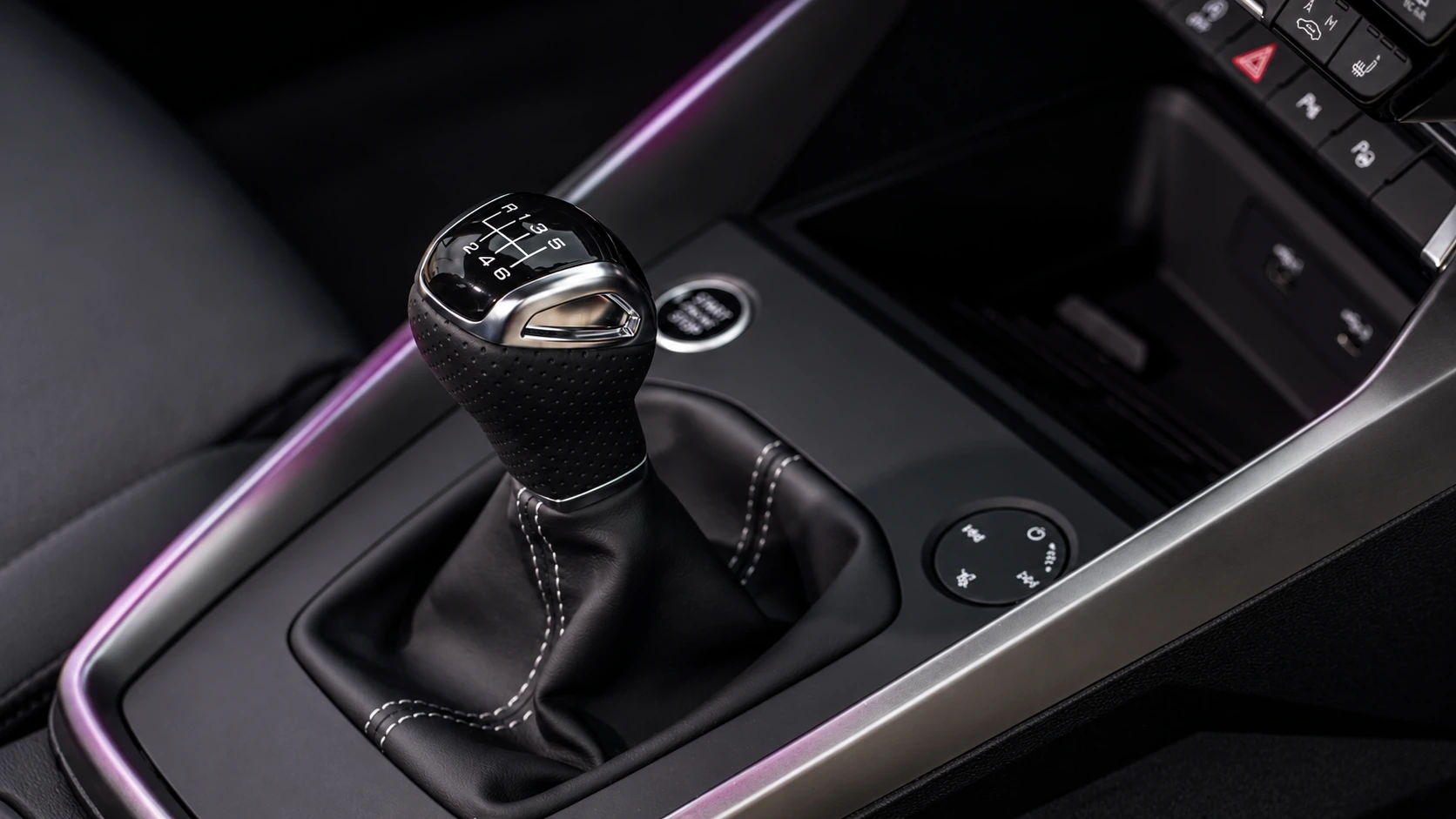 Close-up of the gear knob and manual gear lever in an Audi A3