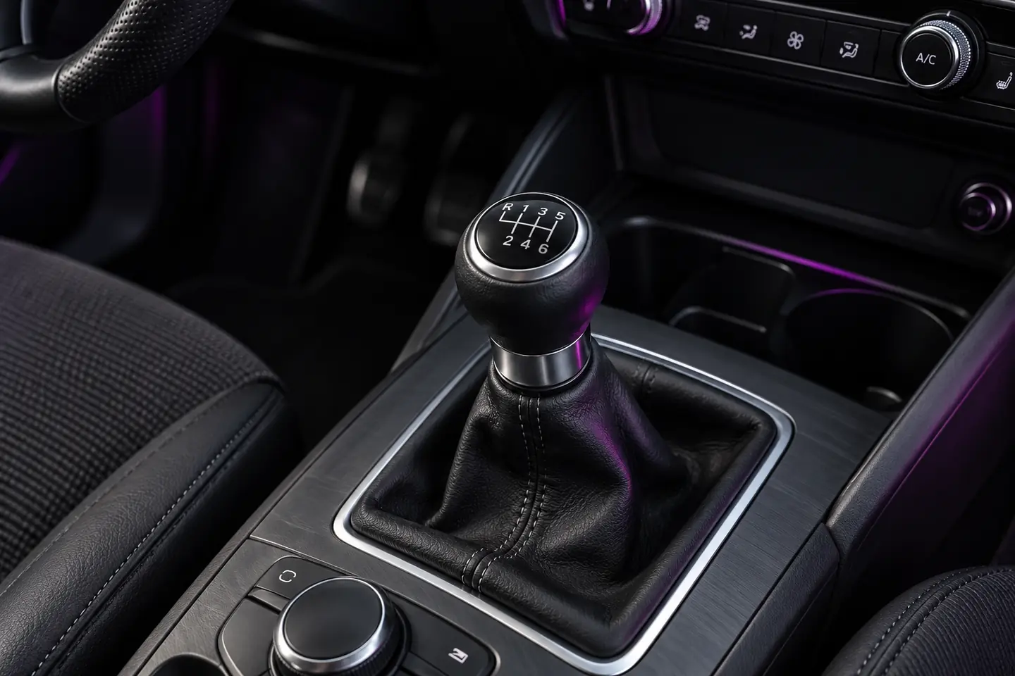 Gear lever for a six-speed manual gearbox